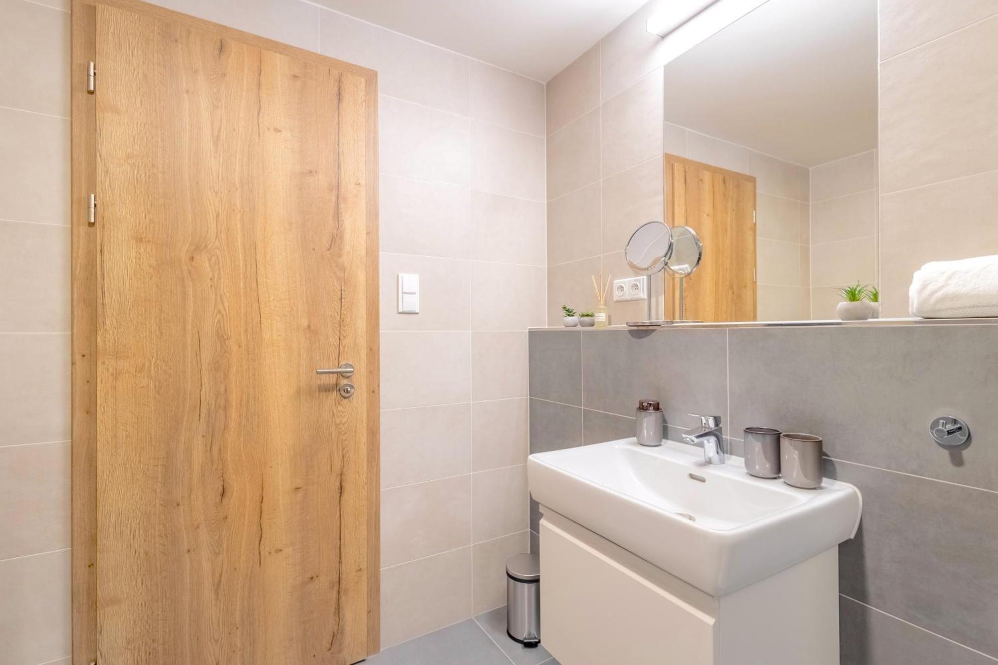 Yellow Apartment - Balcony, Free Parking, By Gravity Prague Exterior photo